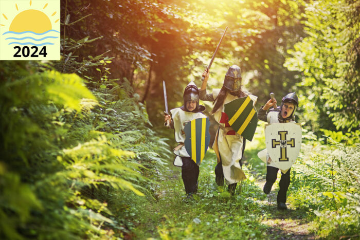 Un groupe d'enfants apprentis en chevalerie et sorcellerie par à l'assaut dans la forêt