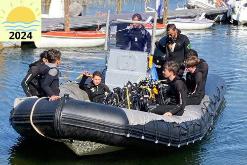 Un bateau à moteur amène le groupe de plongeur sur le lieu d'exercice