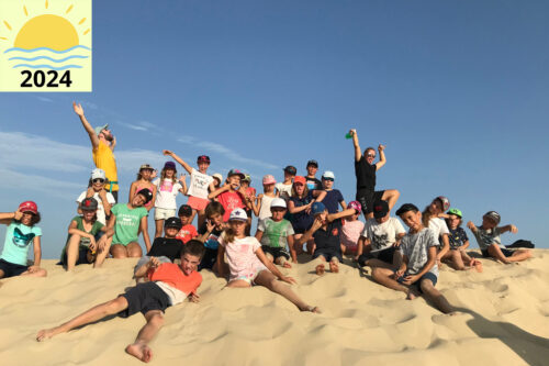 Un groupe de jeunes en vacances sur une dune