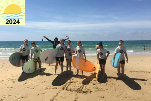 Un groupe de jeune prêt à surfer