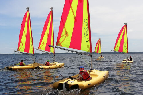 Catamarans funboat sur le lac